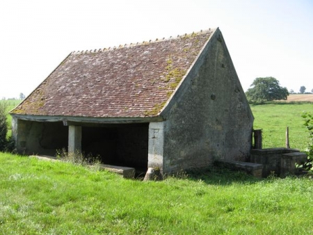 Menou-lavoir 2 dans hameau Les Pierrets