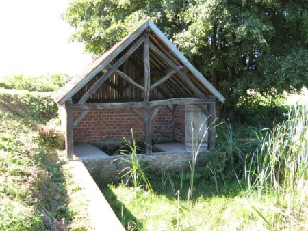 Couloutre-lavoir 2 dans hameau Les Voillaux