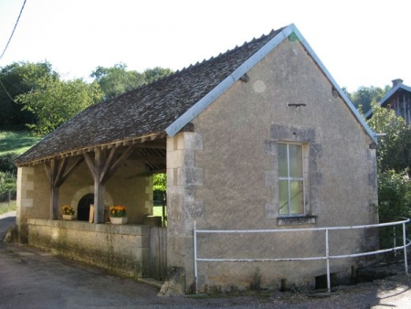 Menestreau-lavoir 1 dans le bourg