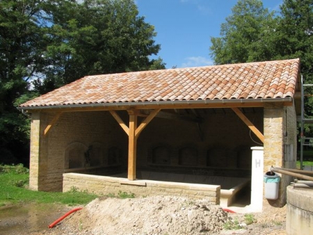 Chanes-lavoir 2 dans hameau Le Bourgneuf