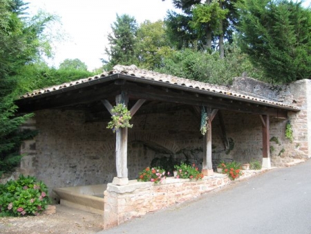 Leynes-lavoir 1 dans le bourg