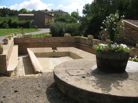Leynes-lavoir 2 dans hameau Les Rollins