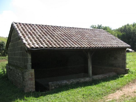 Leynes-lavoir 3 dans hameau Le Chaudeau