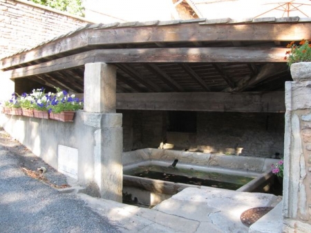 Solutré Pouilly-lavoir 1 dans le bourg