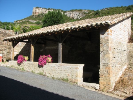 Solutré Pouilly-lavoir 2 dans le bourg