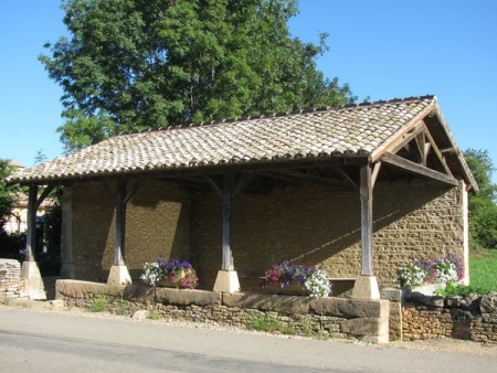 Solutré Pouilly-lavoir 3 dans hameau Pouilly