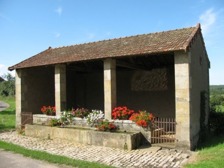 Saisy-lavoir dans hameau Changey