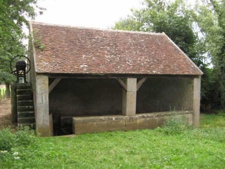 Champlemy-lavoir 4 dans hameau Neuville