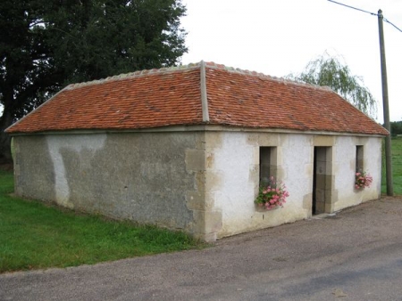 Saint Malo en Donziois-lavoir 1 dans le bourg