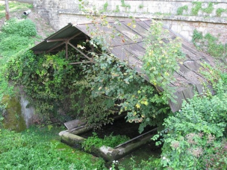 Domblans-lavoir 1 dans le bourg