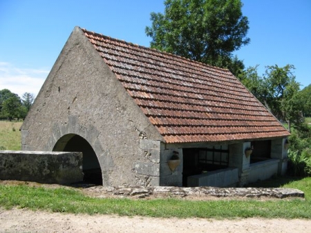 Brèves-lavoir 3 dans hameau Sardy les Forges