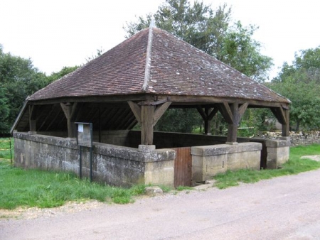 Champlemy-lavoir 5 dans hameau Thouez