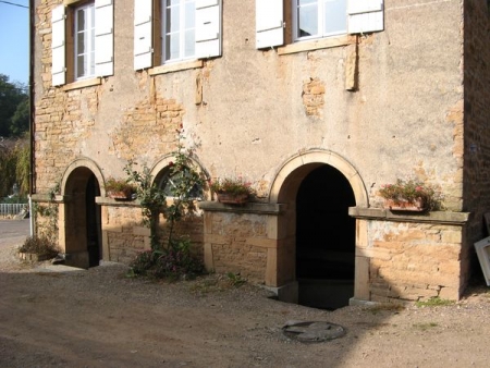 Etrigny-lavoir 3 dans hameau Balleure