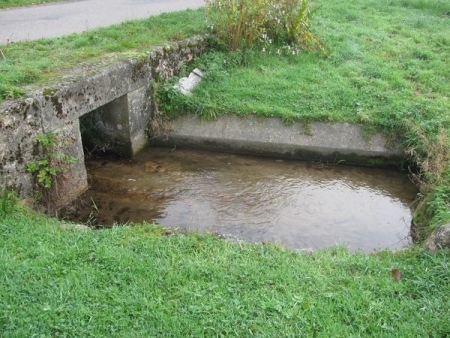 Anost-lavoir 4 dans hameau Le Creux