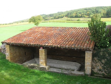 Bray-lavoir 1 dans hameau Le Molard