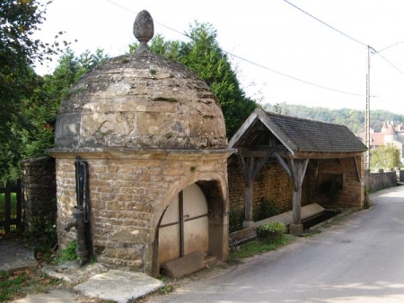 Etrigny-lavoir 5 dans hameau Balleure