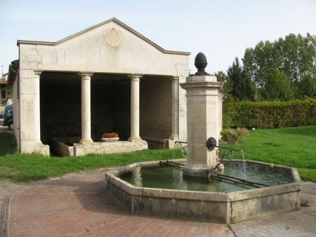 Cruzille-lavoir 1 dans le bourg