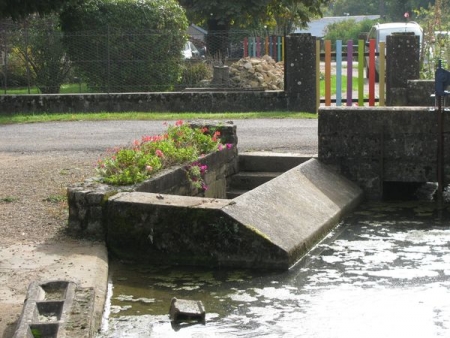 Cruzille-lavoir 3 dans hameau Sagy