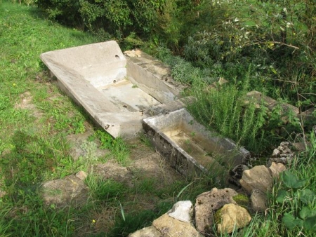 Cruzille-lavoir 4 dans hameau Ouxy
