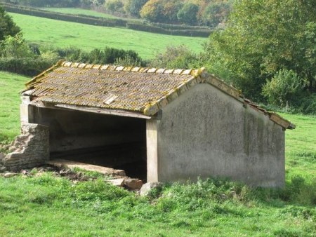 Cruzille-lavoir 5 dans hameau Fragnes