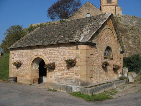 Etrigny-lavoir 1 dans le bourg