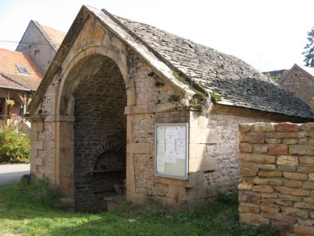 Etrigny-lavoir 9 dans hameau Veneuze