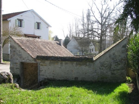 Perthes-lavoir 1 dans hameau Le Monceau