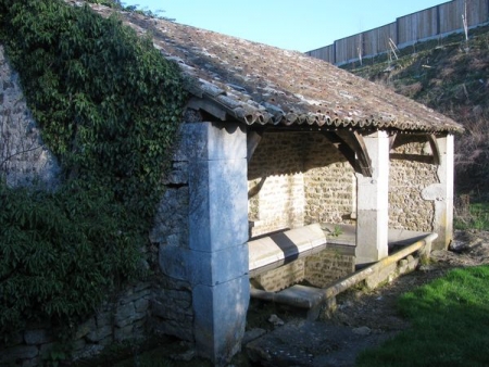 Moroges-lavoir 3 dans hameau Mortières