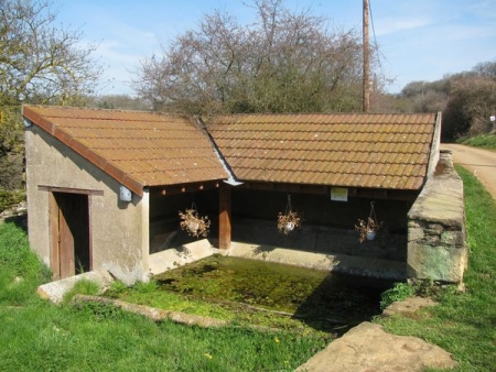 Saint Clément sur Guyé-lavoir 2 dans hameau Corcelles