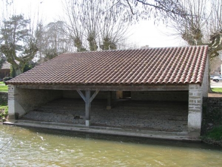 Salornay sur Guyé-lavoir 1 dans le bourg