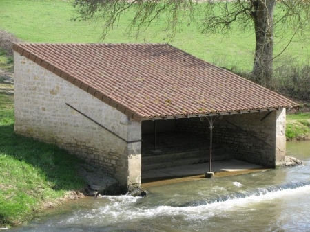 Salornay sur Guyé-lavoir 2 dans le bourg