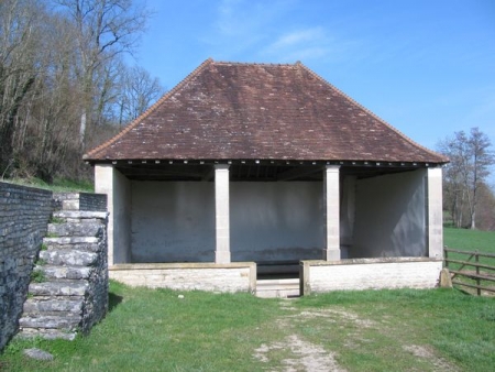 Salornay sur Guyé-lavoir 3 dans le bourg