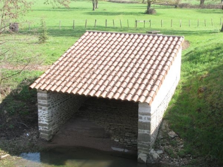 Salornay sur Guyé-lavoir 4 dans hameau Angoin