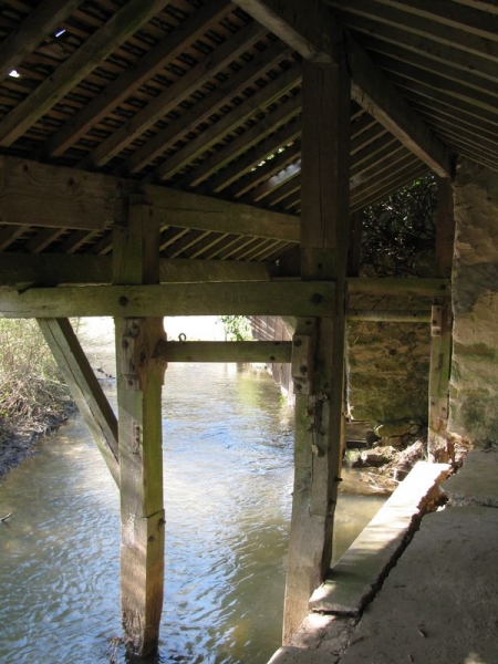 La Genevraye-lavoir 2 dans hameau Cugny