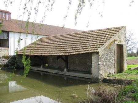 Maison Rouge-lavoir dans hameau Courtevroust