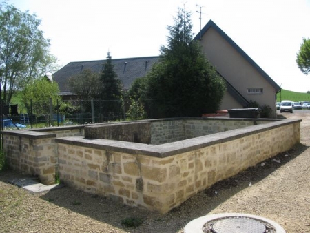 Parigny les Vaux-lavoir 1 dans le bourg