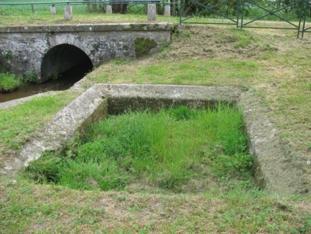 Tresnay-lavoir 2 dans hameau  Les Chatillons