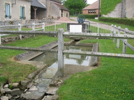 Beaumont Sardolles-lavoir 4 dans hameau Le Grand Lugues