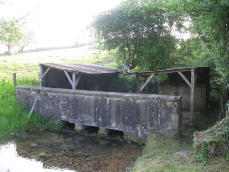 Saint Sulpice-lavoir 4 dans hameau Forges