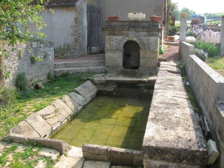 Saint Sulpice-lavoir 8 dans hameau Mantelet