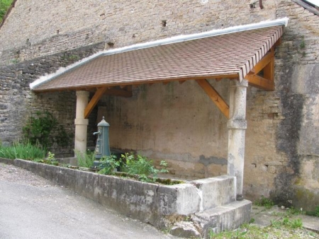 Vaux Saules-lavoir 3 dans le bourg