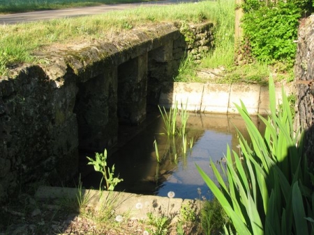 Alluy-lavoir 2 dans hameau Fontaine