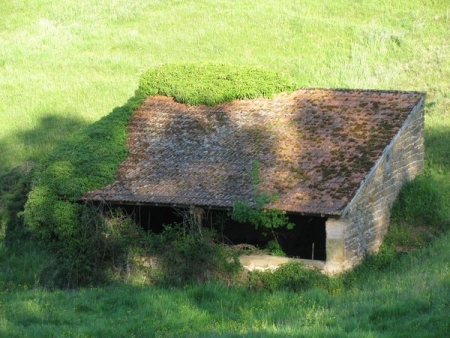 Briant-lavoir dans hameau La Noirie