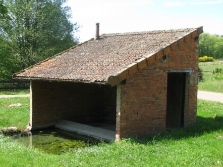 Iguerande-lavoir 1 dans hameau Font Buisson