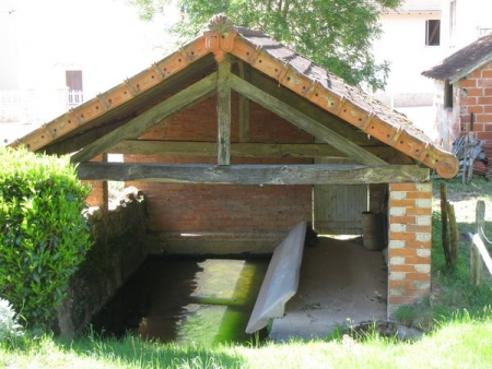 Iguerande-lavoir 3 dans hameau La Font Renaud