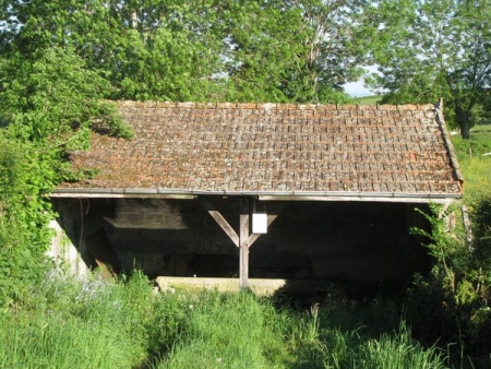 Saint Christophe en Brionnais-lavoir dans hameau Le Solin