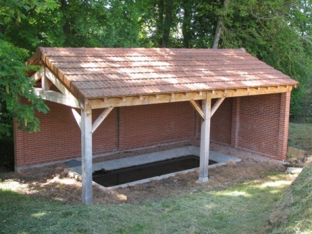 Saint Martin du Lac-lavoir 2 dans hameau La Garde