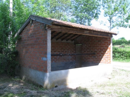 Saint Martin du Lac-lavoir 4 dans hameau Les Cornus