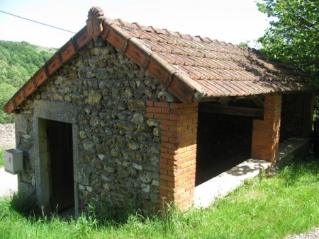 Semur en Brionnais-lavoir 5 dans hameau Le Fugaud