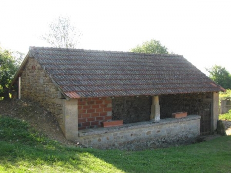 Vauban-lavoir 1 dans hameau Mussy Les Rouvray